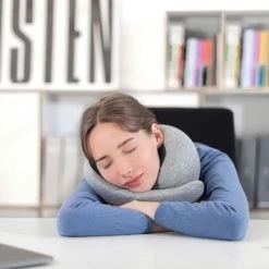 Aanbiedingen ???? Ostrichpillow Ostrich Pillow Go Nekkussen – Memory Foam – Traagschuim – Met Klittenband - Navy ✔️ -New Rebels shop 550x355