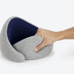 Aanbiedingen ???? Ostrichpillow Ostrich Pillow Go Nekkussen – Memory Foam – Traagschuim – Met Klittenband - Navy ✔️ -New Rebels shop 550x366 26