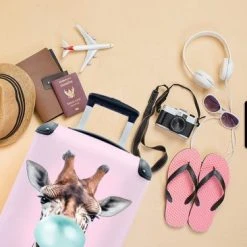 Promo ???? MuchoWow Koffer - Giraffe - Kauwgom - Roze - Blauw - 35x55x20 Cm - ???? Handbagage - Trolley - Fotokoffer ???? -New Rebels shop 550x366 56
