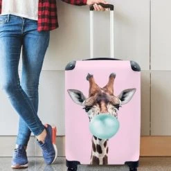 Promo ???? MuchoWow Koffer - Giraffe - Kauwgom - Roze - Blauw - 35x55x20 Cm - ???? Handbagage - Trolley - Fotokoffer ???? -New Rebels shop 550x366 57