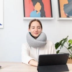 Aanbiedingen ???? Ostrichpillow Ostrich Pillow Go Nekkussen – Memory Foam – Traagschuim – Met Klittenband - Navy ✔️ -New Rebels shop 550x367 5