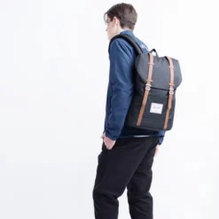 Gloednieuw ❤️ Herschel Retreat - Black/Tan Synthetic Leather / Rugzak Met 15" Fleece Gevoerd Laptopvak - 19.5L Opbergruimte - Magnetische Sluiting / Met Levenslange Fabrieksgarantie / Limited Lifetime Warranty / Zwart ???? 50 Gloednieuw ❤️ Herschel Retreat - Black/Tan Synthetic Leather / Rugzak Met 15" Fleece Gevoerd Laptopvak - 19.5L Opbergruimte - Magnetische Sluiting / Met Levenslange Fabrieksgarantie / Limited Lifetime Warranty / Zwart ???? -New Rebels shop 550x568 5