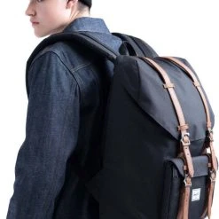 Groothandel ???? Herschel Little America - Navy/Tan Synthetic Leather / Ruime Rugzak Met 25L Opbergvolume - 15" Fleece-gevoerd Laptopvak - Magnetische Sluiting / Met Levenslange Fabrieksgarantie / Limited Lifetime Warranty / Blauw ???? -New Rebels shop 550x716 1